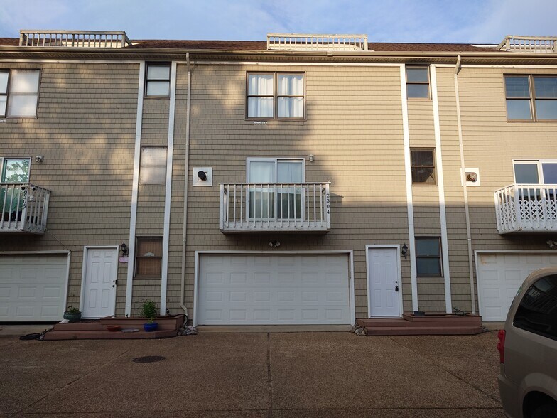 Building Photo - 2304 Merry Oaks Ct