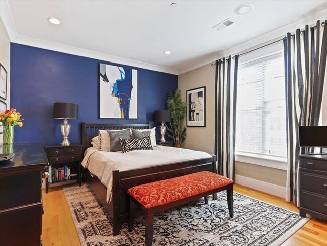 Building Photo - 525 E 7th St