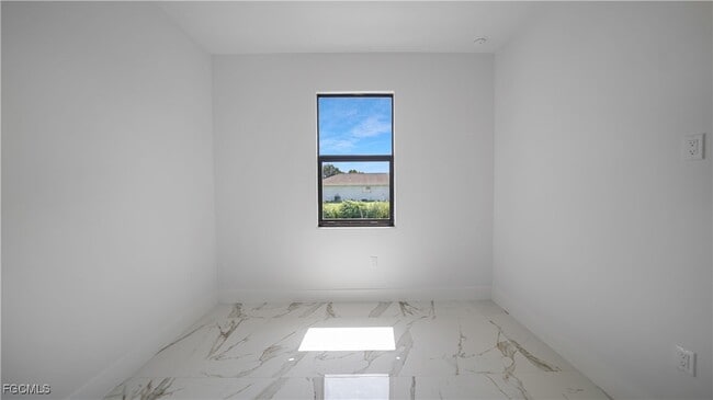 Building Photo - 121 Ichabod Ave