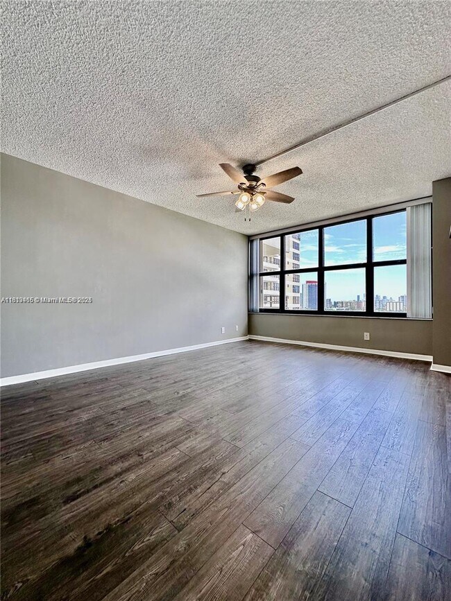 Building Photo - 2500 Parkview Dr