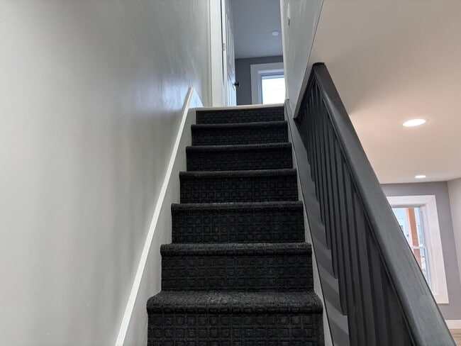 Building Photo - This Beautifully Fully Remolded 2 Bed 1 Full Bath Townhome in Stowe is Now Available