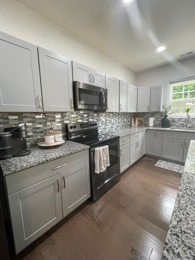 Building Photo - Beautifully Furnished 4-Bedroom Home with ...