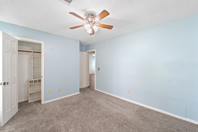 Building Photo - 3909 Greenwood Dr