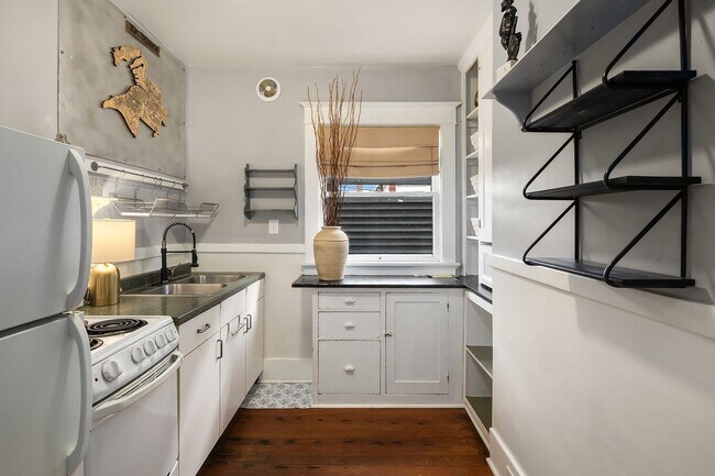 Building Photo - Charming 1 Bedroom  Downstairs Unit