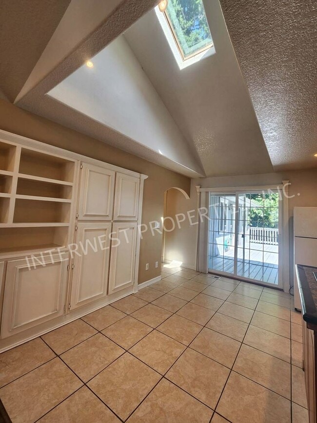 Building Photo - Large 3 Bed+ Bonus Room SW Pdx Home, Natur...
