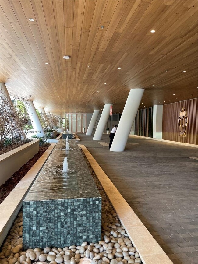 Building Photo - 2655 S Bayshore Dr