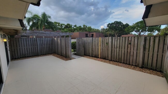 Building Photo - 606 6th Ln