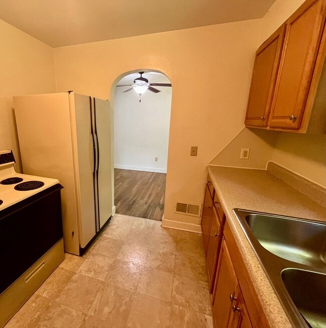 Building Photo - Two bedroom on quiet Dead-End street in Alton