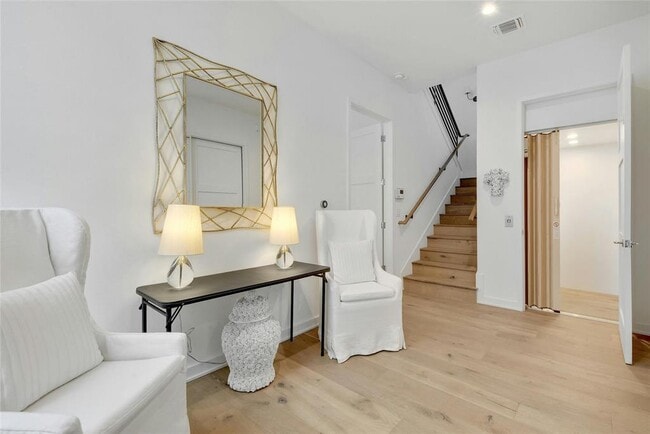 Building Photo - 2510 Sutherland St