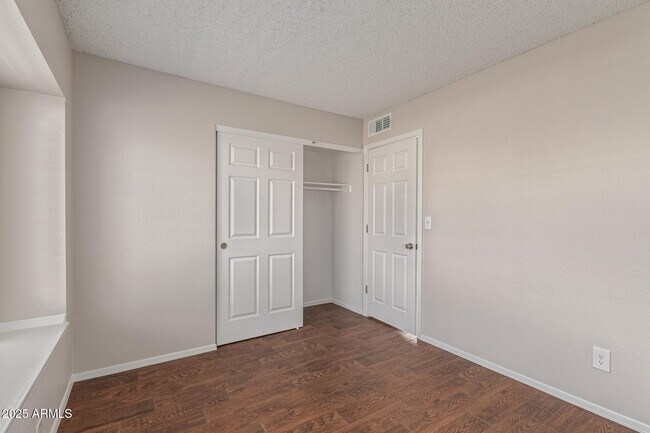 Building Photo - 950 E Wickieup Ln