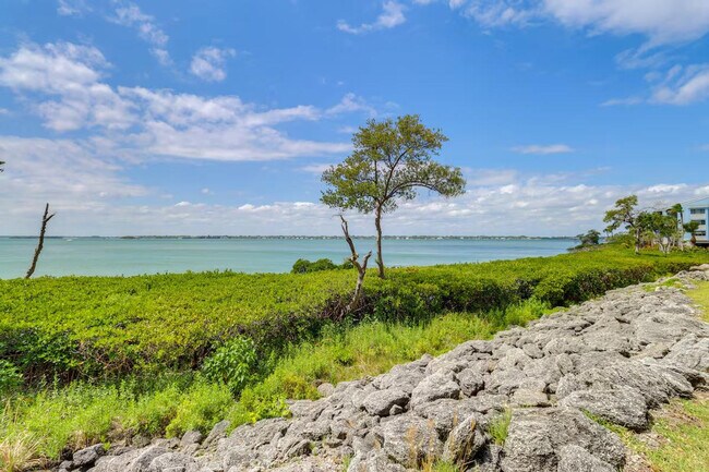 Building Photo - 5799 NE Island Cove Way