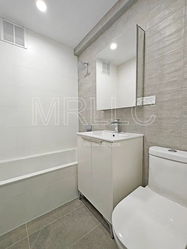 Building Photo - 100 Remsen St