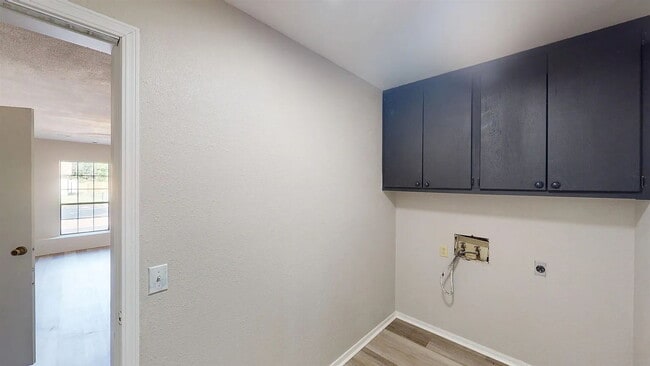 Building Photo - "Charming 3-Bedroom Retreat on Edgewater D...