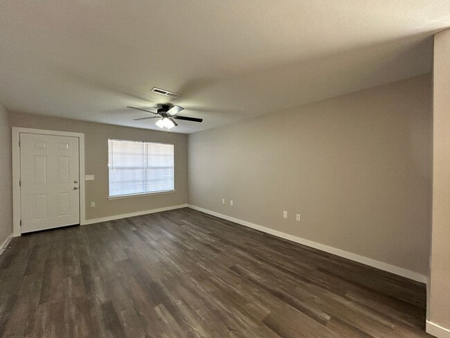 Building Photo - Duplex with Garage - Minutes from Downtown...