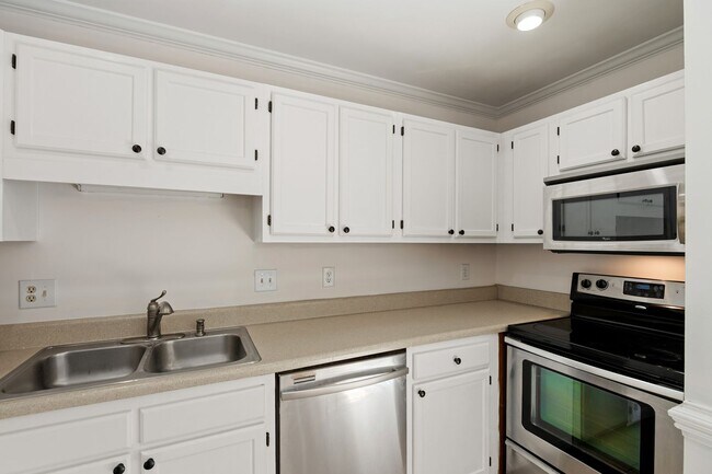 Building Photo - LOCATION!! Updated Townhome in Sought-After Durham Woodcroft neighborhood