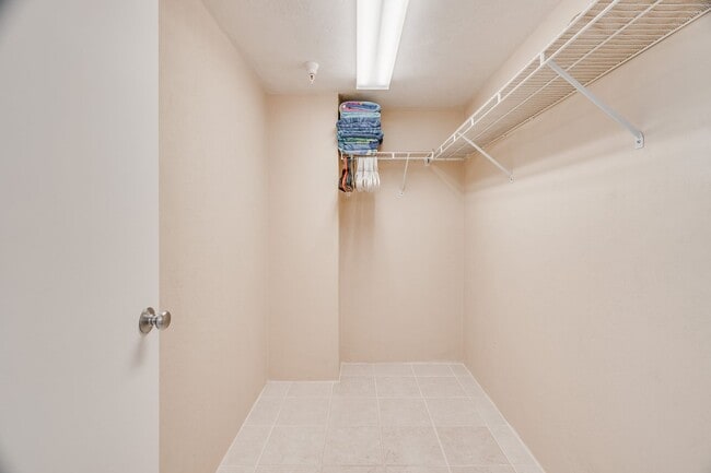 Building Photo - Direct Oceanfront Furnished/Unfurnished Co...