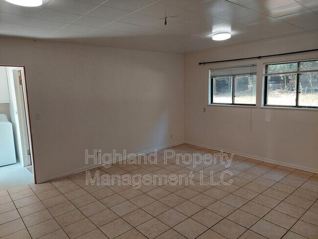Building Photo - 1170 NE Harvey Rd