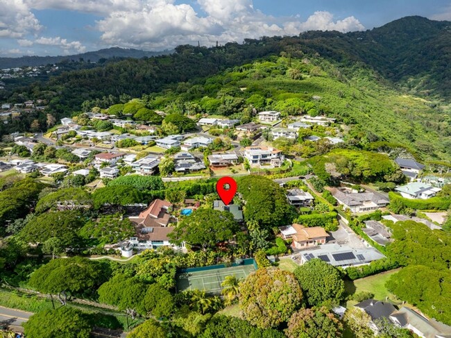 Building Photo - Tantalus Glass House: Modern Luxury with S...