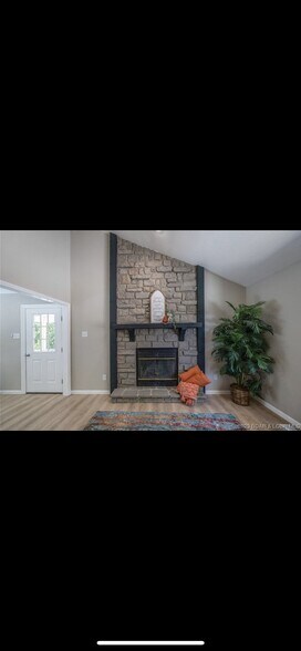 Building Photo - 156 Island View Ln