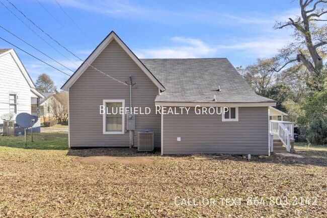 Building Photo - 307 B St