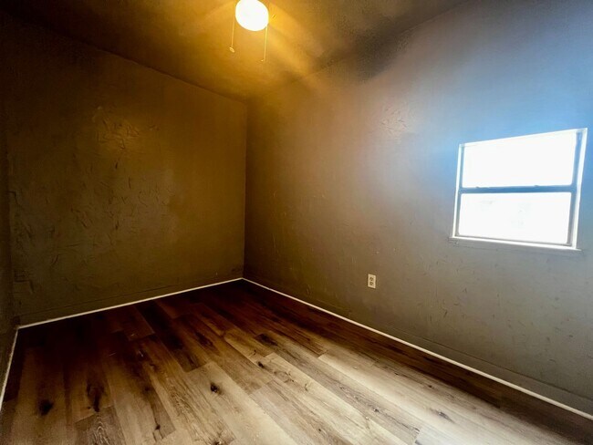 Building Photo - Home in Slaton