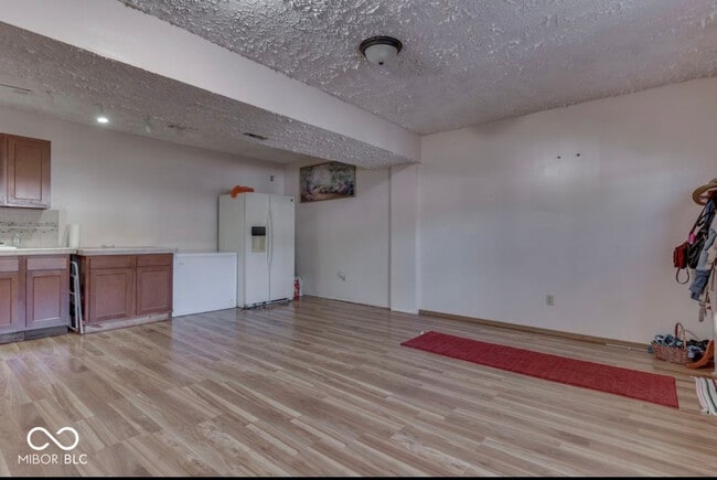 Building Photo - 3935 Mistletoe Dr