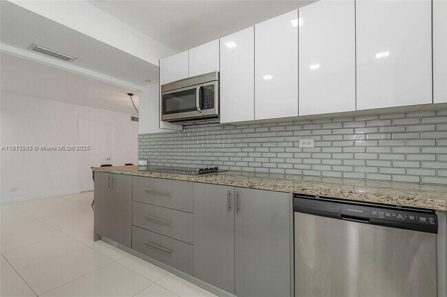 Building Photo - 6039 Collins Ave