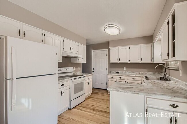 Building Photo - 886 S 11th Ave