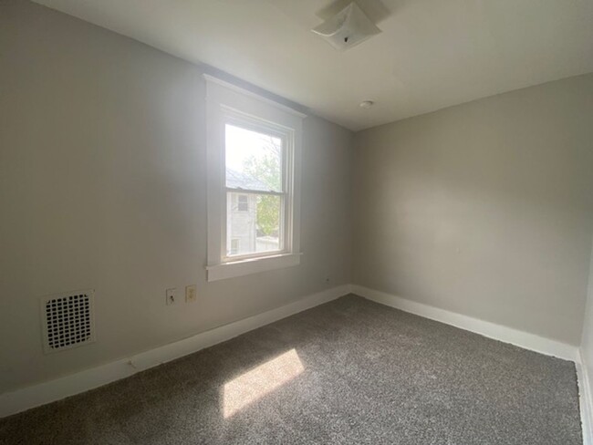 Building Photo - 551-553-553 E Cassilly St