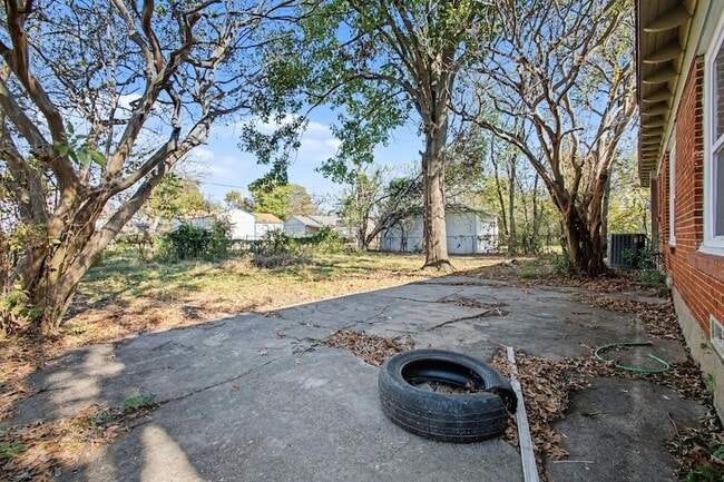 Building Photo - 2319 Glengariff Dr