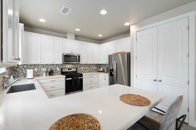 Building Photo - 2841 W Alamo Dr