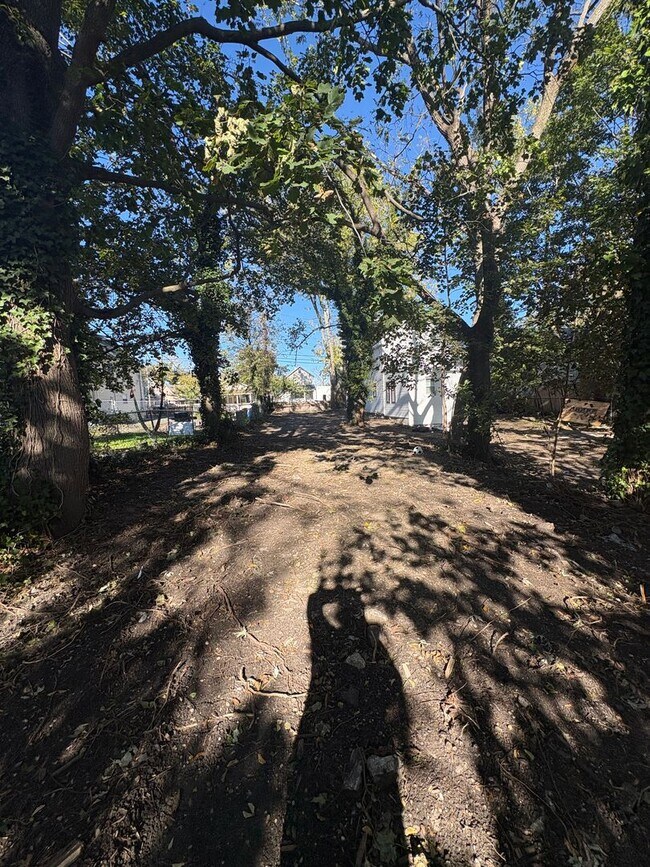 Building Photo - Beautiful, Newly Renovated 4 Bedroom 2 1/2...