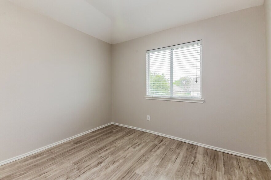 Building Photo - 2026 Gardenia Dr