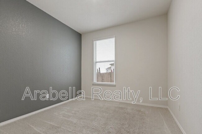 Building Photo - 440 Lynwood Gold