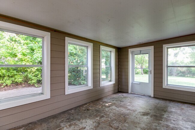Building Photo - #6 Bedroom House with Awesome Yard Plus Ga...
