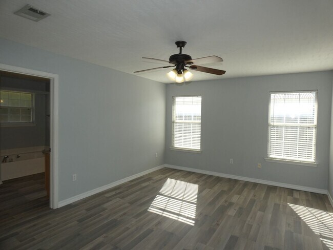 Building Photo - Spacious 3-Bedroom Home - Pace