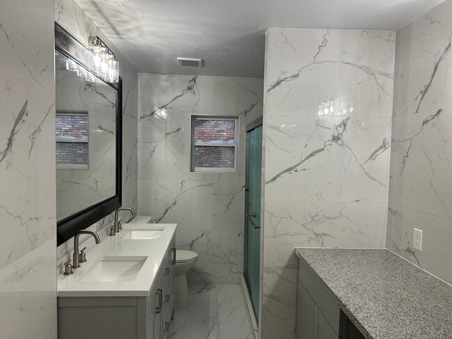 Building Photo - 2266 W Oak St