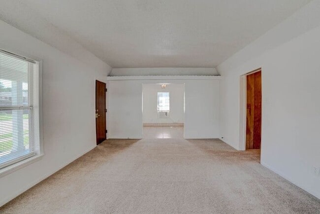 Building Photo - 2 Bedroom 2 Bath Home Near TU!