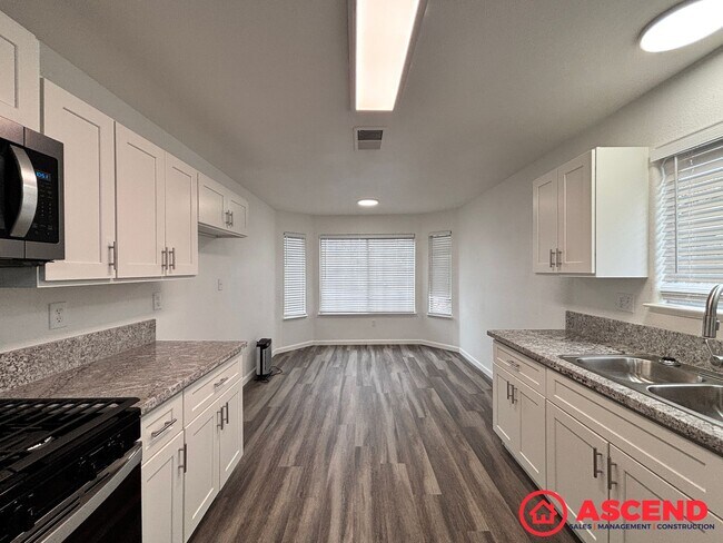 Building Photo - Beautiful 4 Bedroom Home In Rosedale!