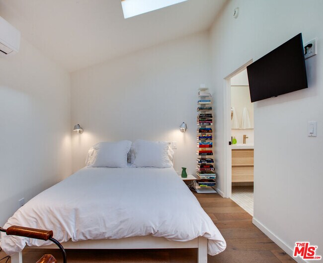 Building Photo - 927 1/2 Victoria Ave