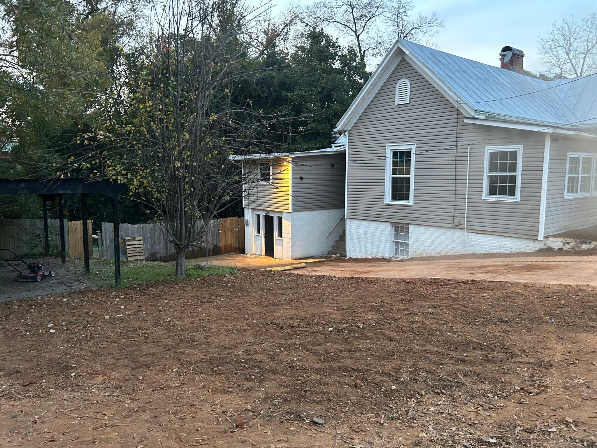 Lower level apartment - 404 S Green St