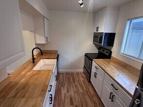 Building Photo - Fully Updated Townhouse in Mid-Town Ft Col...