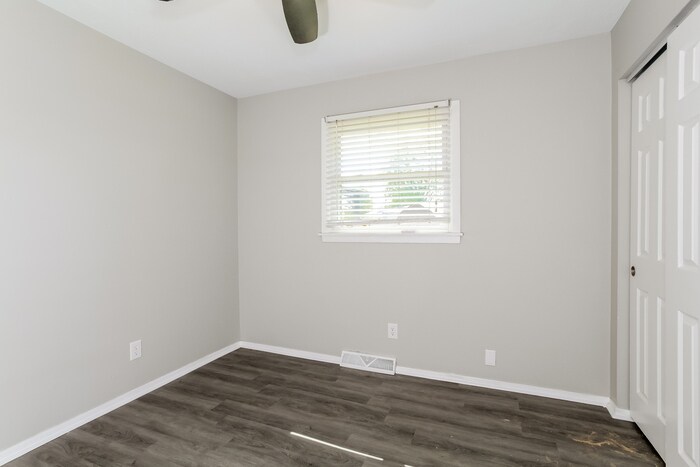 Building Photo - 615 Kenwood Pl