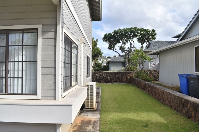 Building Photo - 3/2.5 West Loch Estates Single Family Home