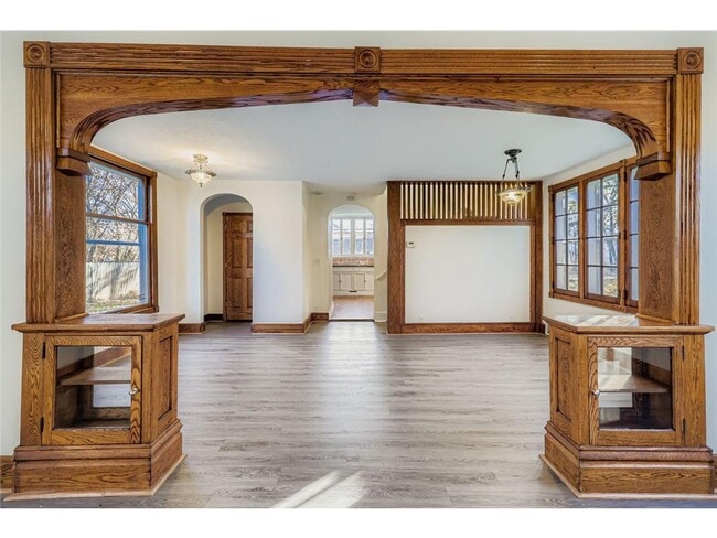 Building Photo - 988 Reaney Ave E