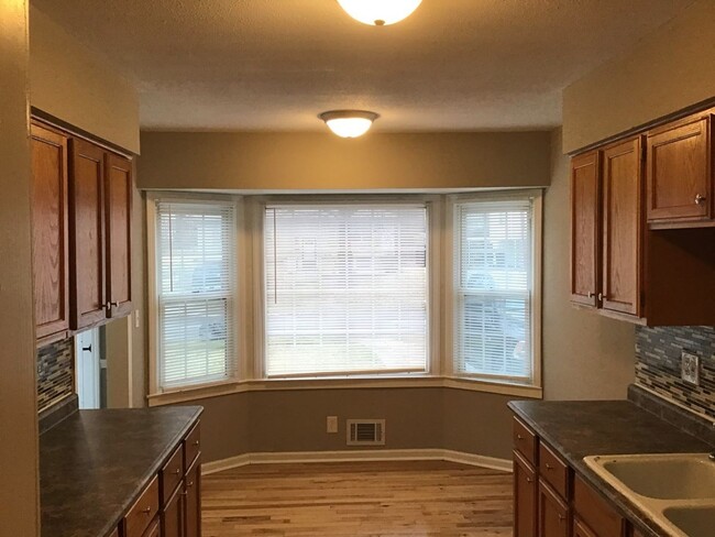 Building Photo - April Move-Ins – Reserve Now! 3 bed, 2 bath