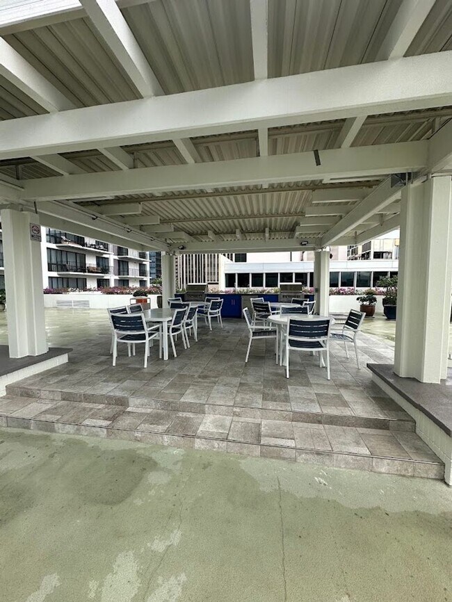 Building Photo - Harbor Square READY TO MOVE IN 1 bed, 1 bath with 1 parking, utilities included, walk to the conv...