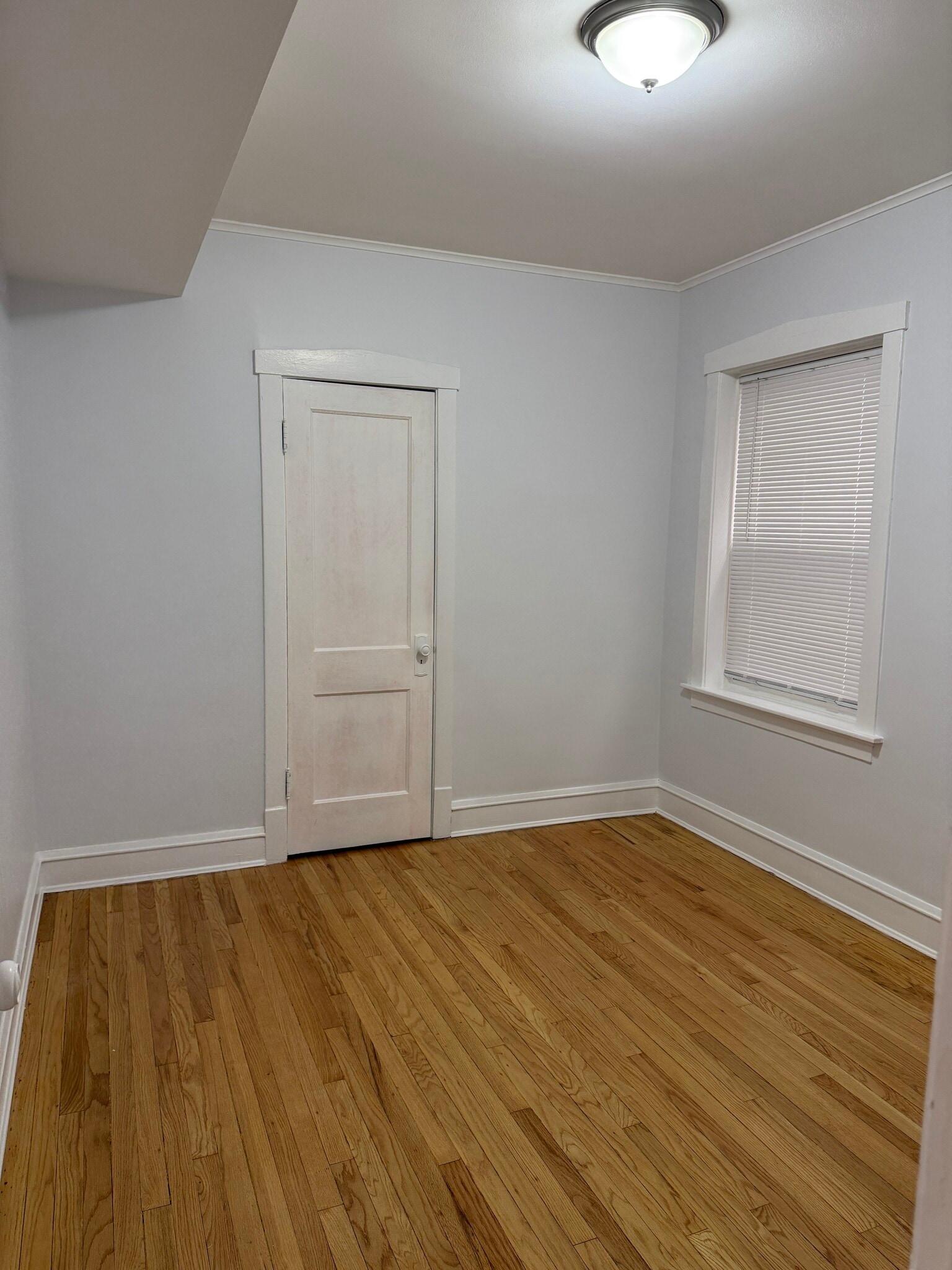 Building Photo - 5639 N Artesian Ave