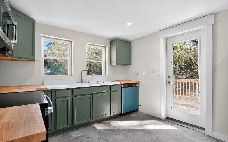 Building Photo - 306 7th St E