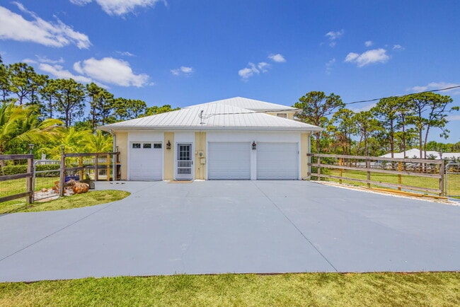 Building Photo - 3202 SW Holly Ln